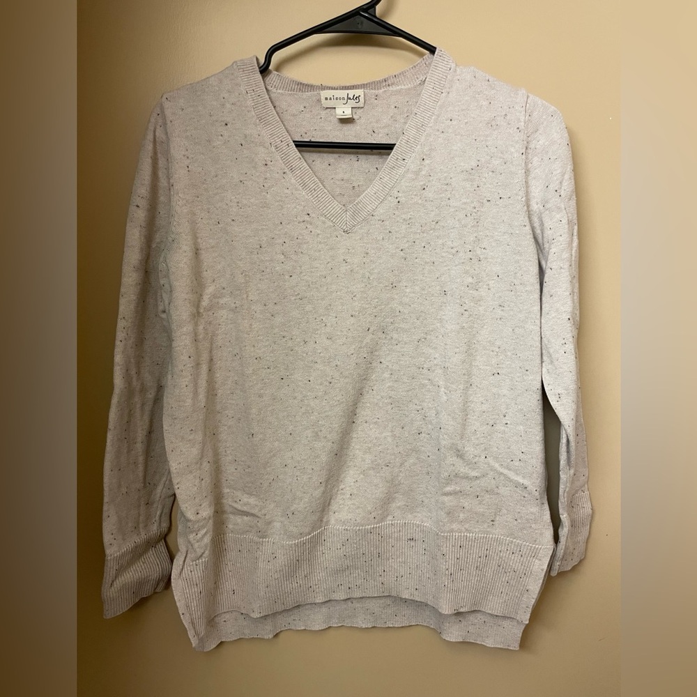 Madison Jules EUC beige v neck sweater